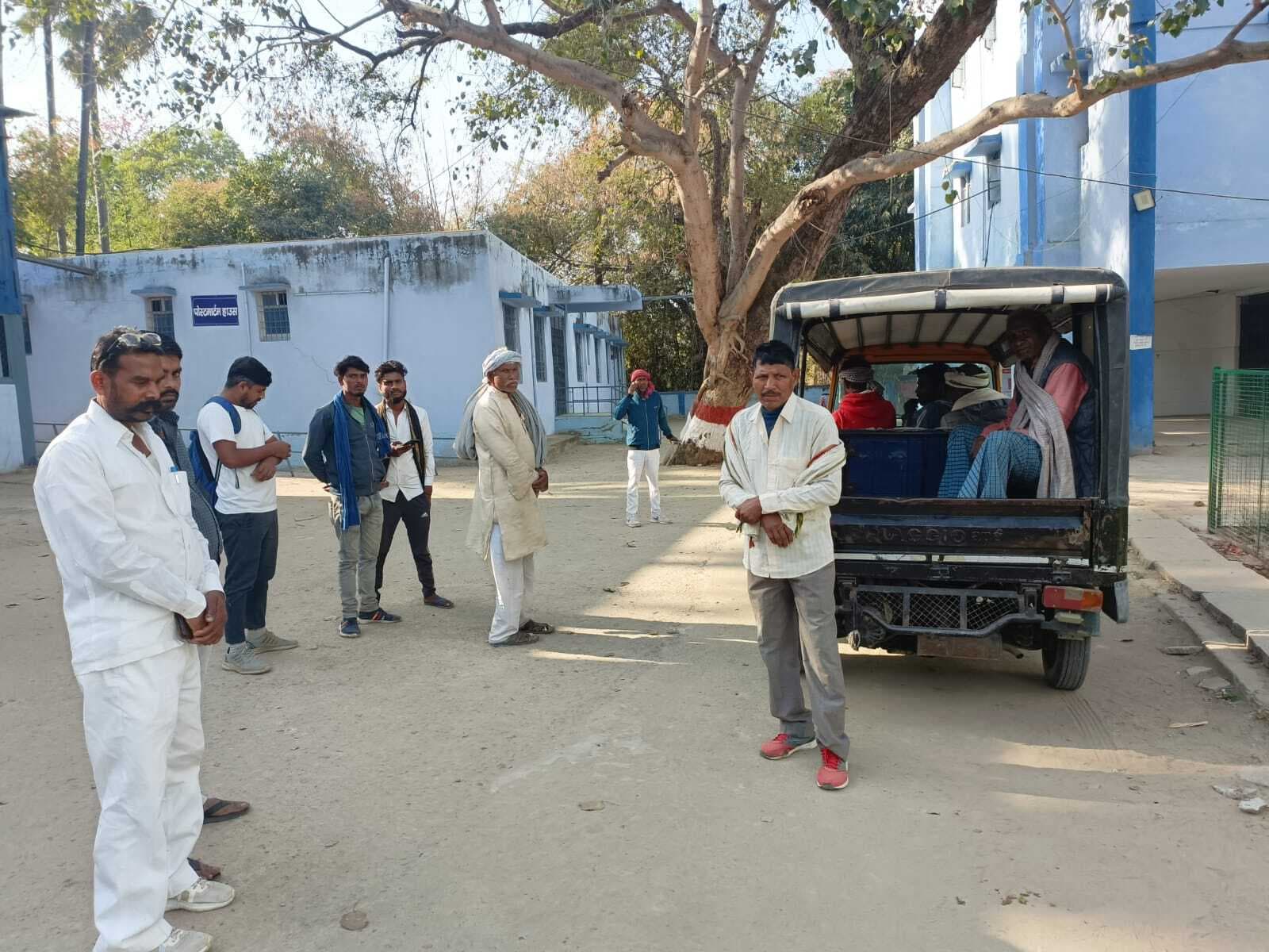 Kaimur News : केस की जानकारी लेकर कोर्ट से लौट रही एक महिला की ट्रैक्टर के धक्के से मौत, पति घायल