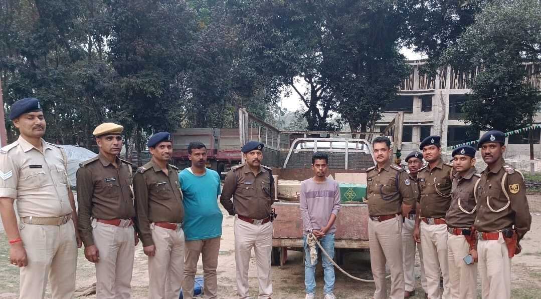 पिकअप वैन से शराब की खेप बरामद, तस्कर गिरफ्तार