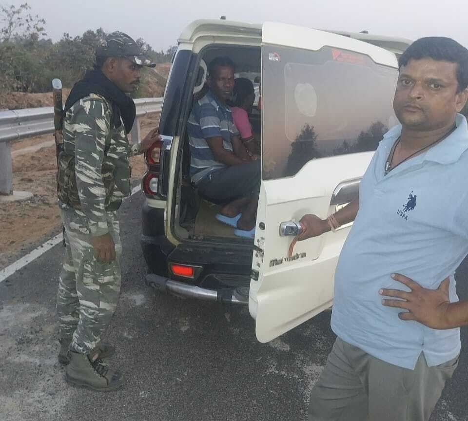 दो पहिया वाहन चालकों को हेलमेट पहनने की दी हिदायत