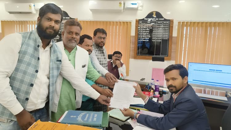 बिशनपुर को नगर पंचायत न बनाने की मांग को ले ग्रामीणों ने डीएम को सौंपा ज्ञापन