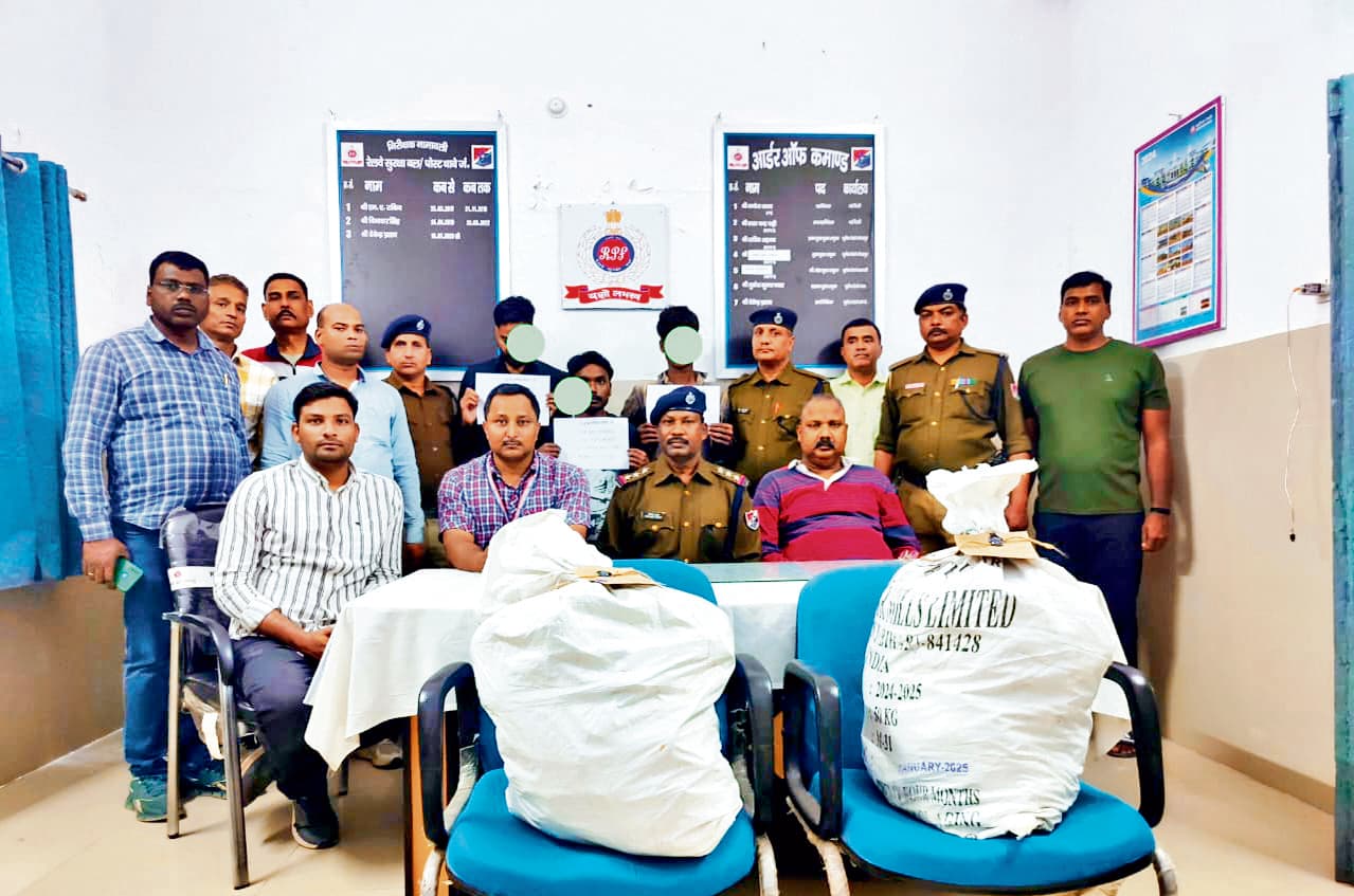 Gopalganj News  : गोपालगंज रेलवे स्टेशन पर खड़ी ट्रेन से चोरी के सामान के साथ तीन धराये