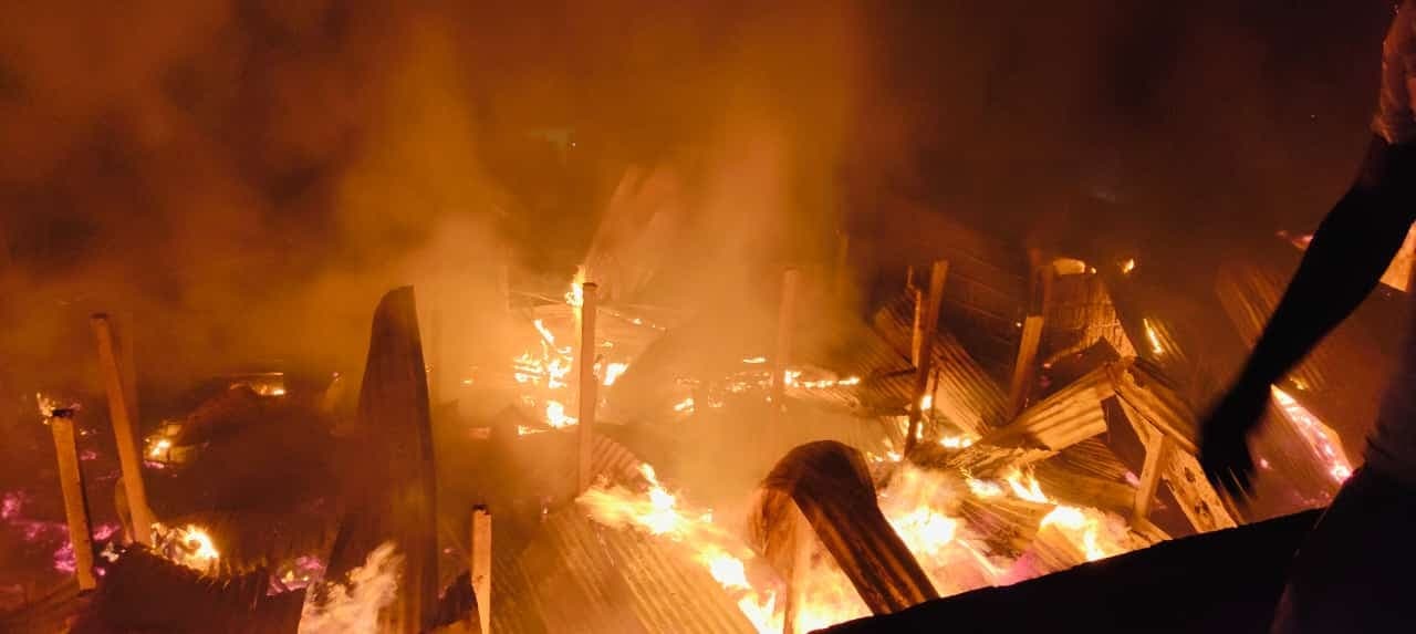 गुड़िया टोला सोन्था में लगी आग, नौ घर जलकर राख