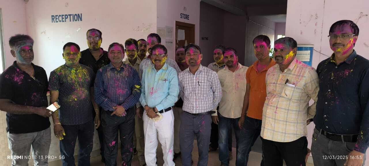 अंचल कर्मियों ने अबीर-गुलाल लगाकर होली की दी शुभकामनाएं