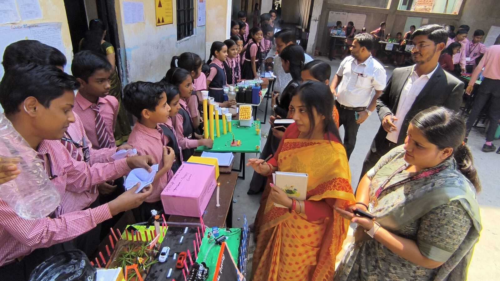 विज्ञान प्रदर्शनी में छात्रों ने ग्रीनहाउस प्रभाव पर प्रस्तुत किये मॉडल