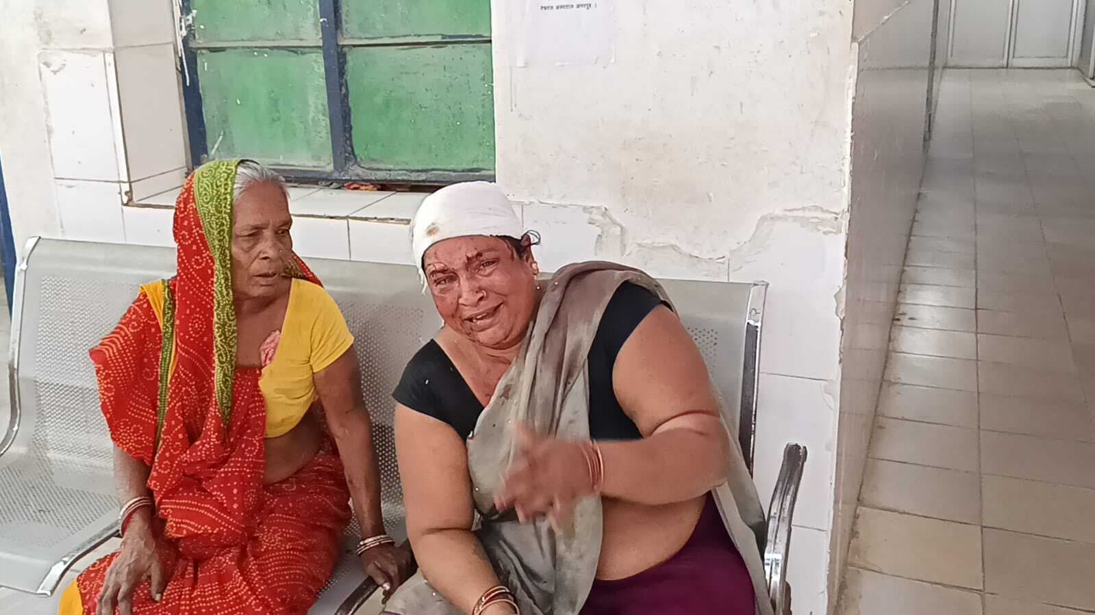 दो पक्षों के बीच मारपीट में दो महिला समेत तीन जख्मी