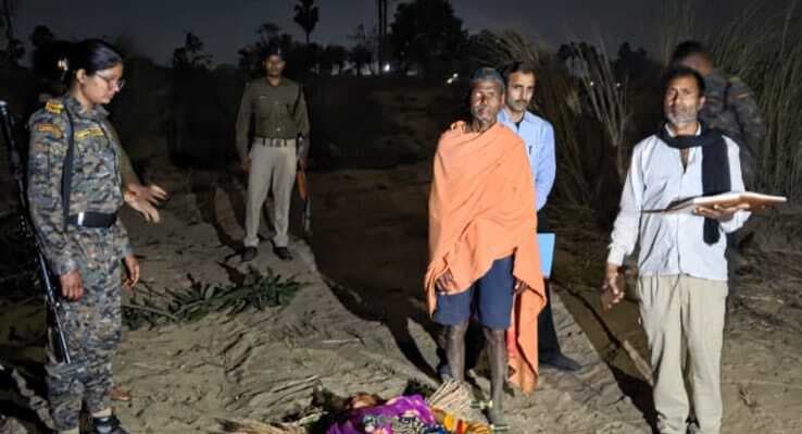 बहू-बेटे ने वृद्धा को ईंट से वार कर मार डाला