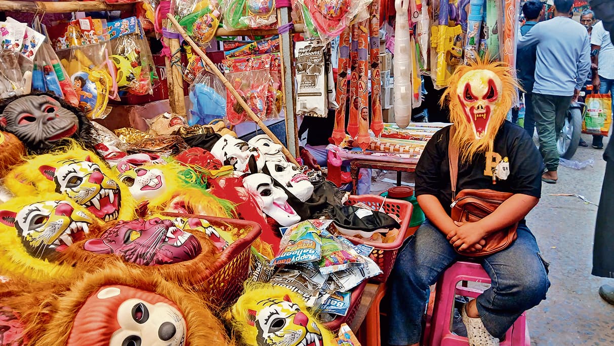 Gaya News : होली को लेकर बाजार में पूरे दिन रही चहल-पहल