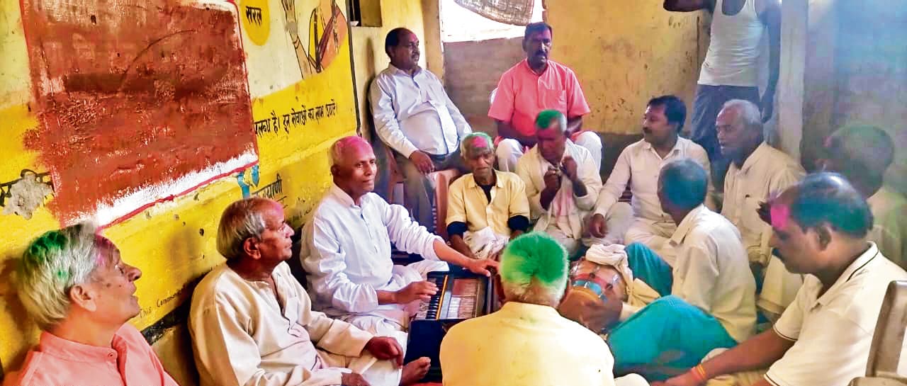 70 पार के बुजुर्गों ने खेली रंगारंग होली