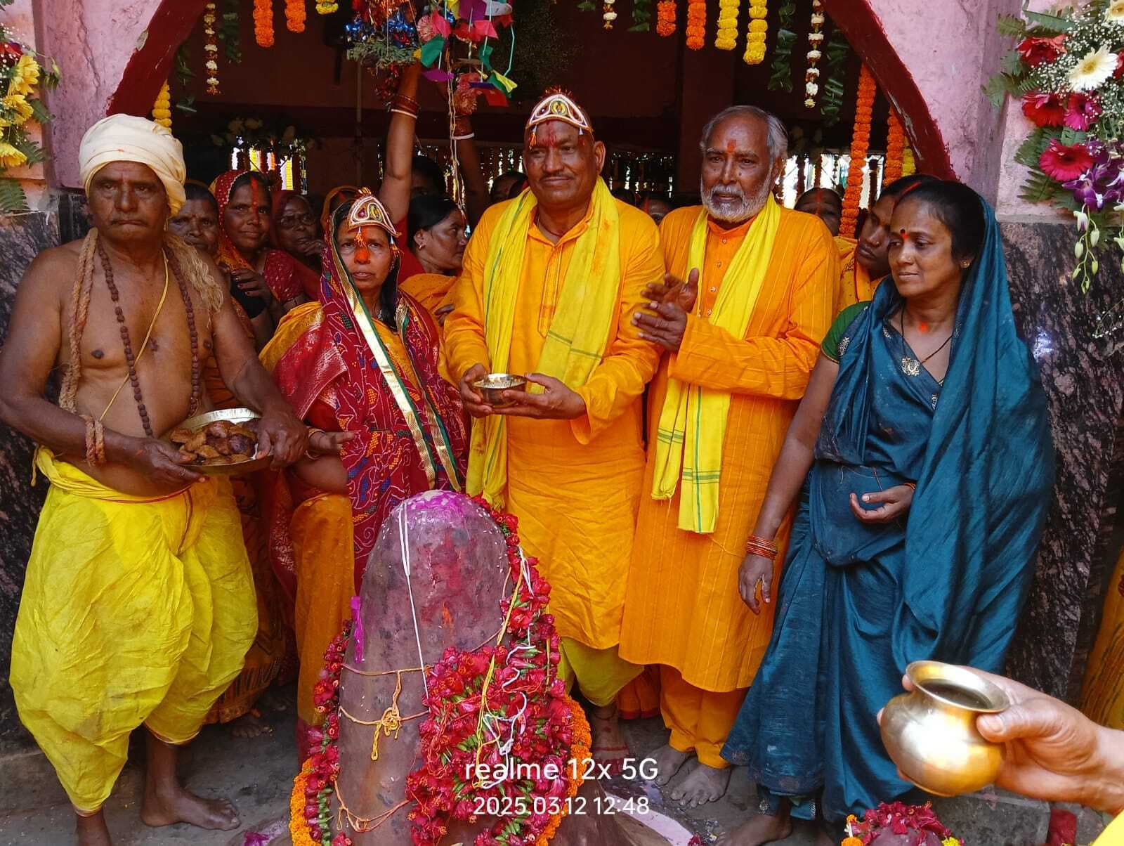 पारंपरिक पोशाक में भक्तों ने नायक धाम में की विशेष पूजा-अर्चना