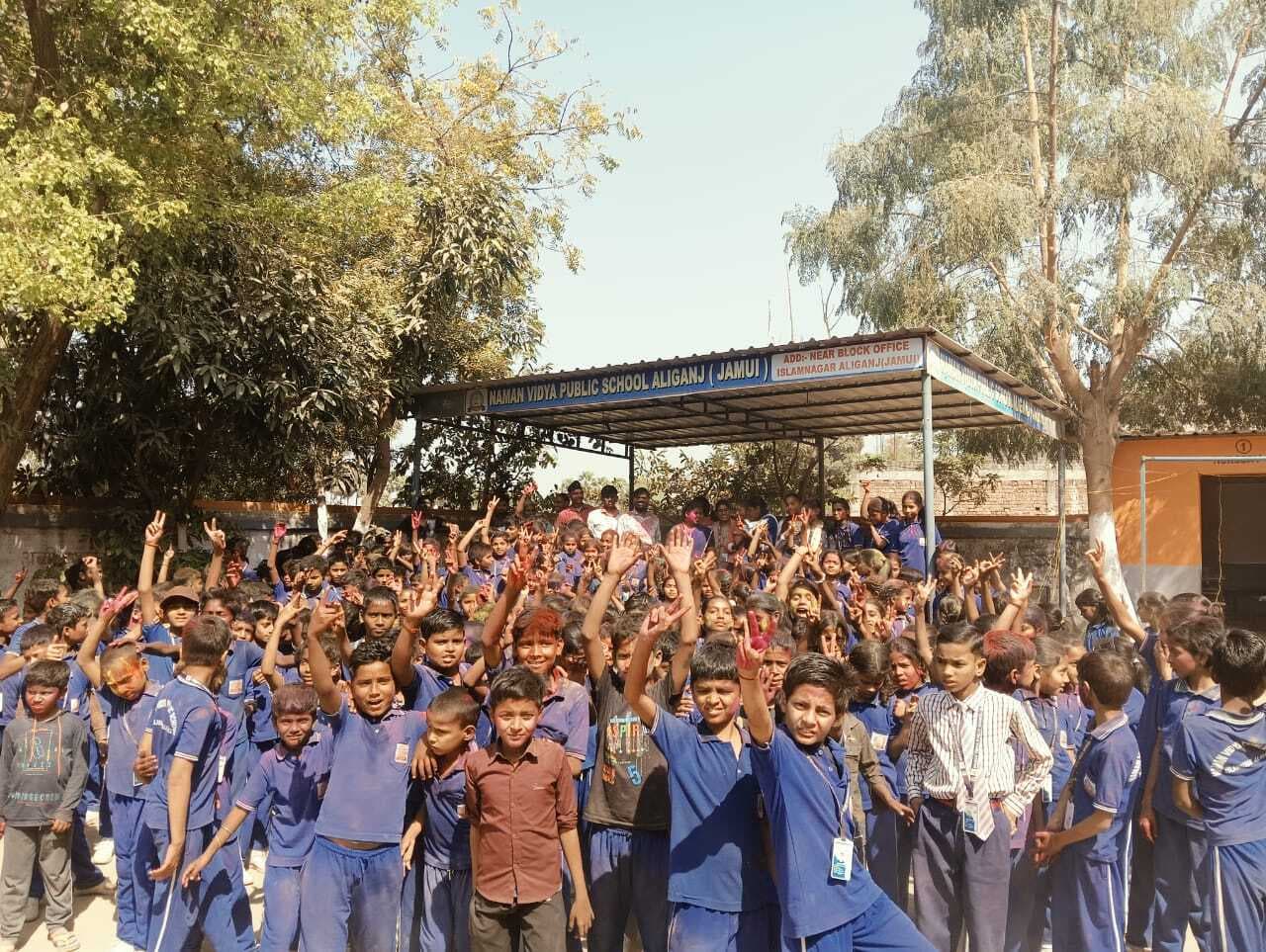 होली की मस्ती झूमे बच्चे, शिक्षकों को अबीर लगा लिया आशीष