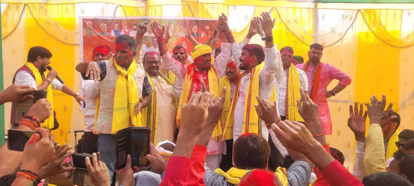 रंग बरसे गीत … पर झूमे एनडीए कार्यकर्ता