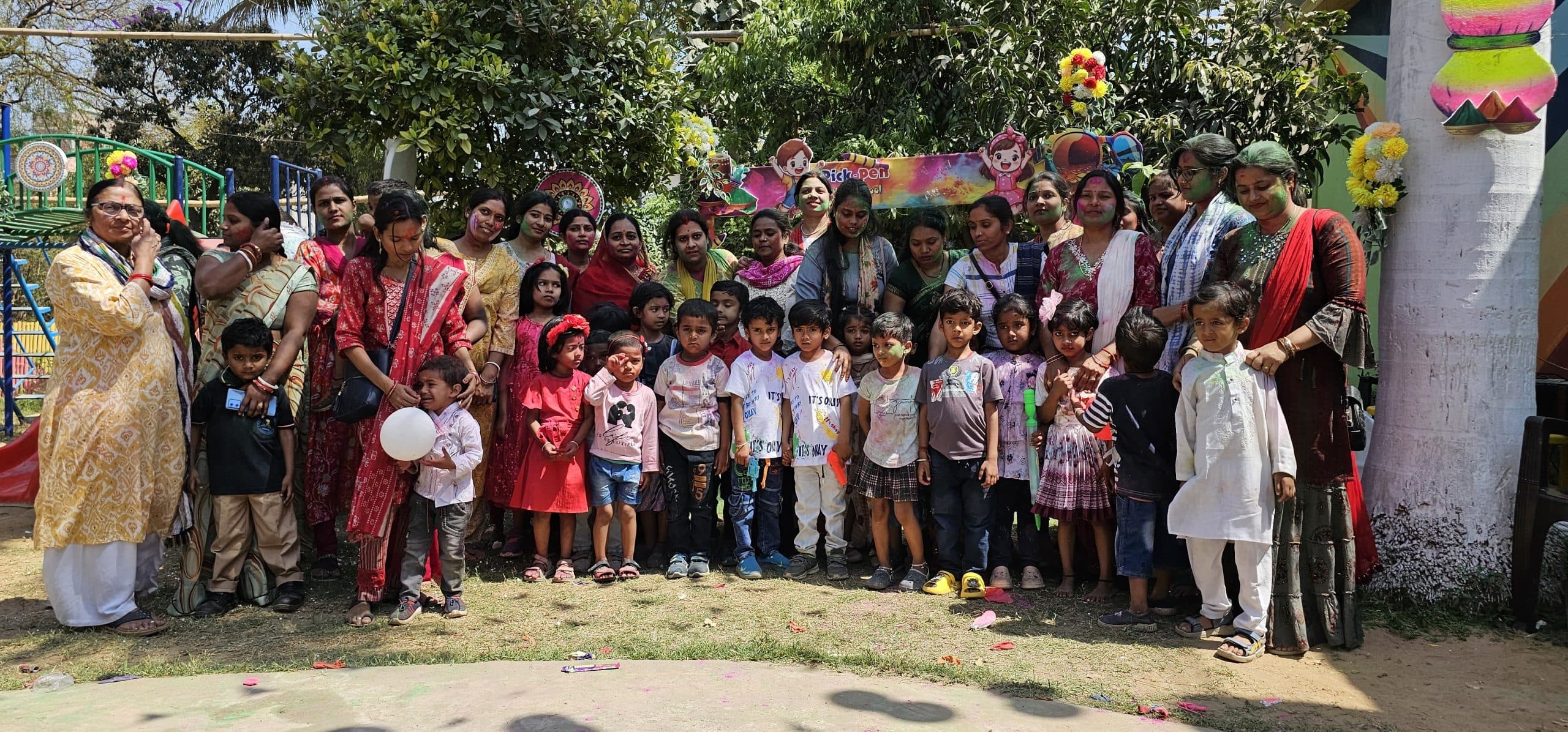 होली गीत पर झूमे शिक्षक-शिक्षिकाएं व बच्चे