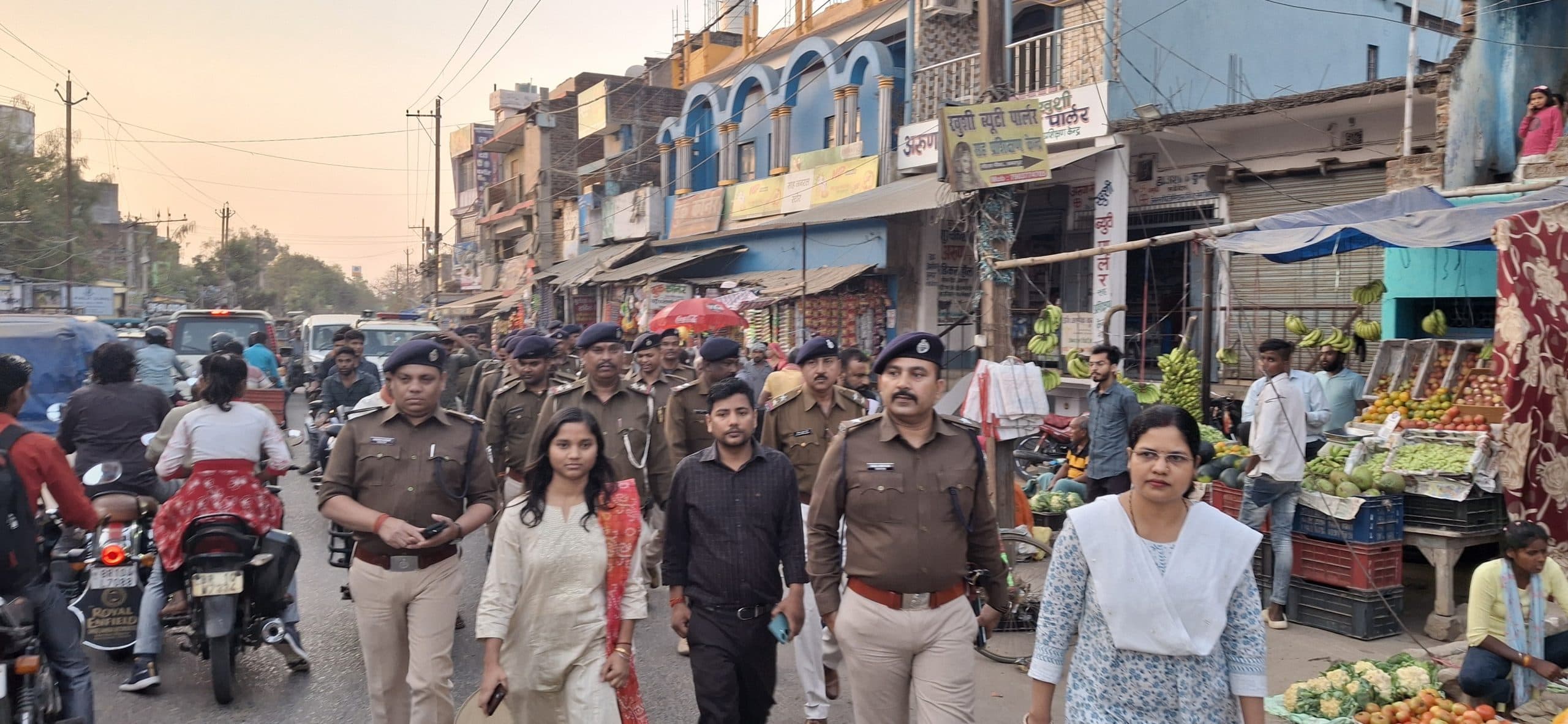 होली पर्व को लेकर पुलिस ने शहर में किया फ्लैग मार्च