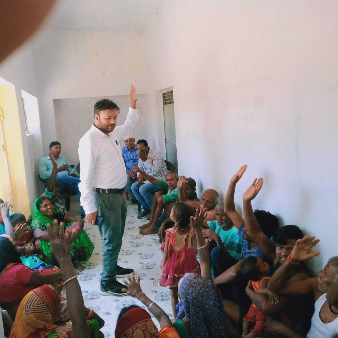शौचालय बनवाने के लिए लोगों को किया जागरूक