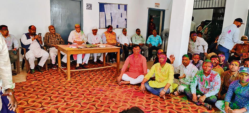 टीएस कॉलेज में हुआ होली मिलन, एक-दूसरे को लगाया अबीर-गुलाल