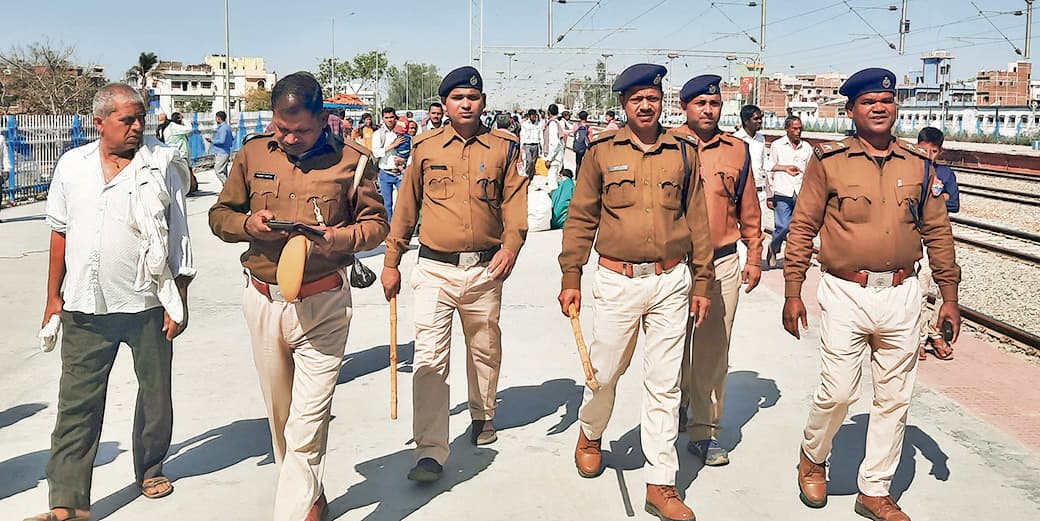 जीआरपी और आरपीएफ ने रेलयात्रियों के बीच चलाया जागरूकता अभियान
