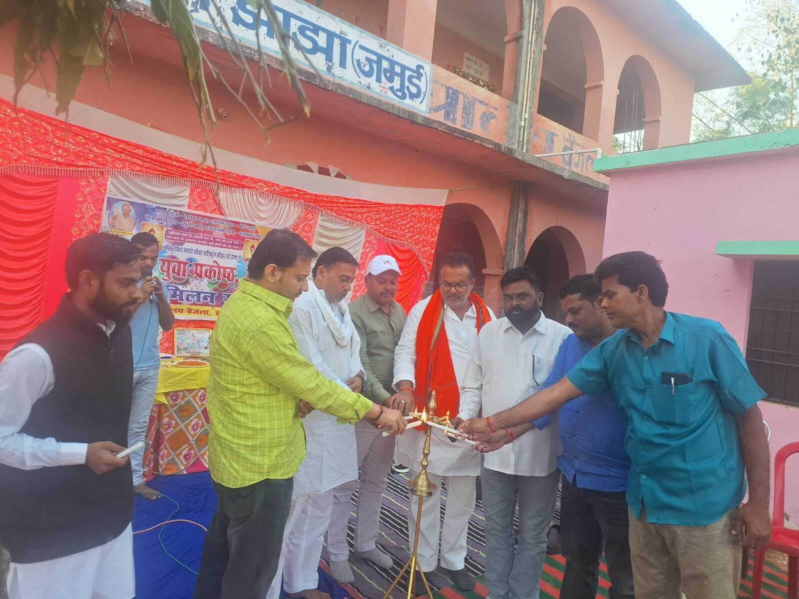 आदर्श युवा क्लब में हुआ होली मिलन समारोह