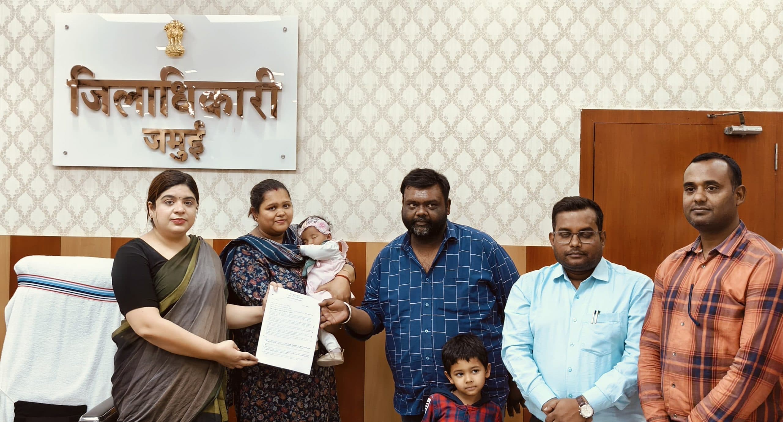 अनाथ बच्ची को मिला परिवार, पंजाब के दंपती ने लिया गोद