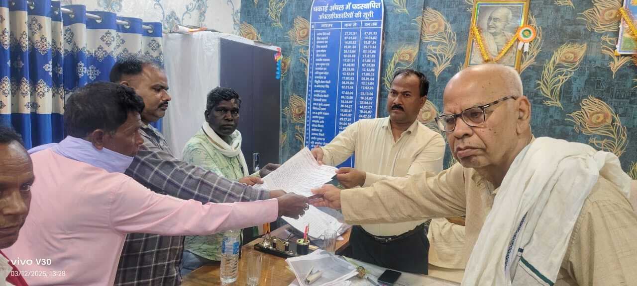 श्रम प्रवर्तन पदाधिकारी के कार्यों की जांच की मांग को ले भाकपा ने दिया धरना