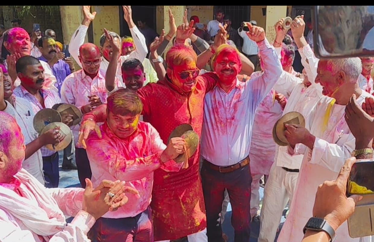 होली की धूम, रंग लगा थिरके पांव