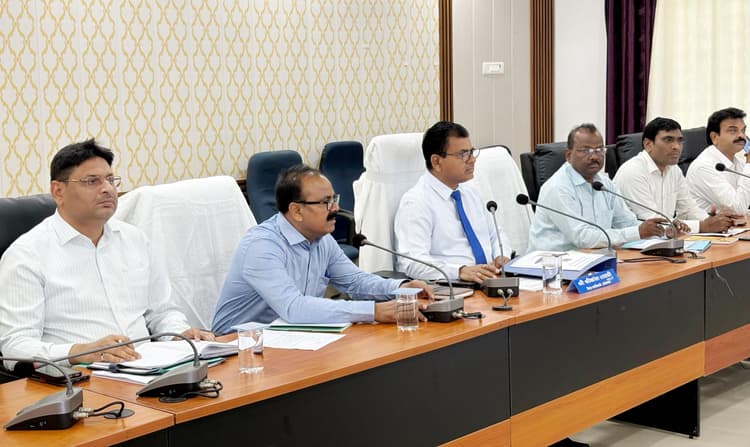 Aurangabad News : समीक्षा में लंबित मिले आवेदन, डीएम ने शीघ्र निबटारे का दिया निर्देश