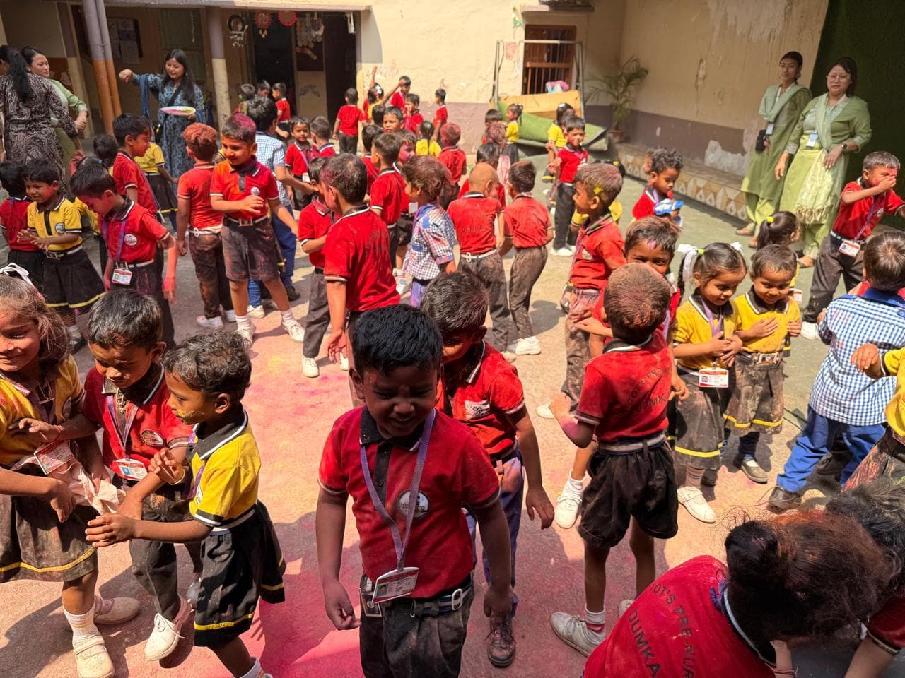 Holi News : छुट्टी से पहले कई स्कूलों में भी बच्चों ने जमकर खेली होली