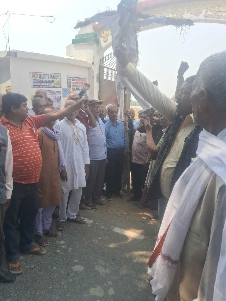 Madhubani News : शिक्षकेत्तर कर्मियों ने मंत्री के खिलाफ जतायी नाराजगी