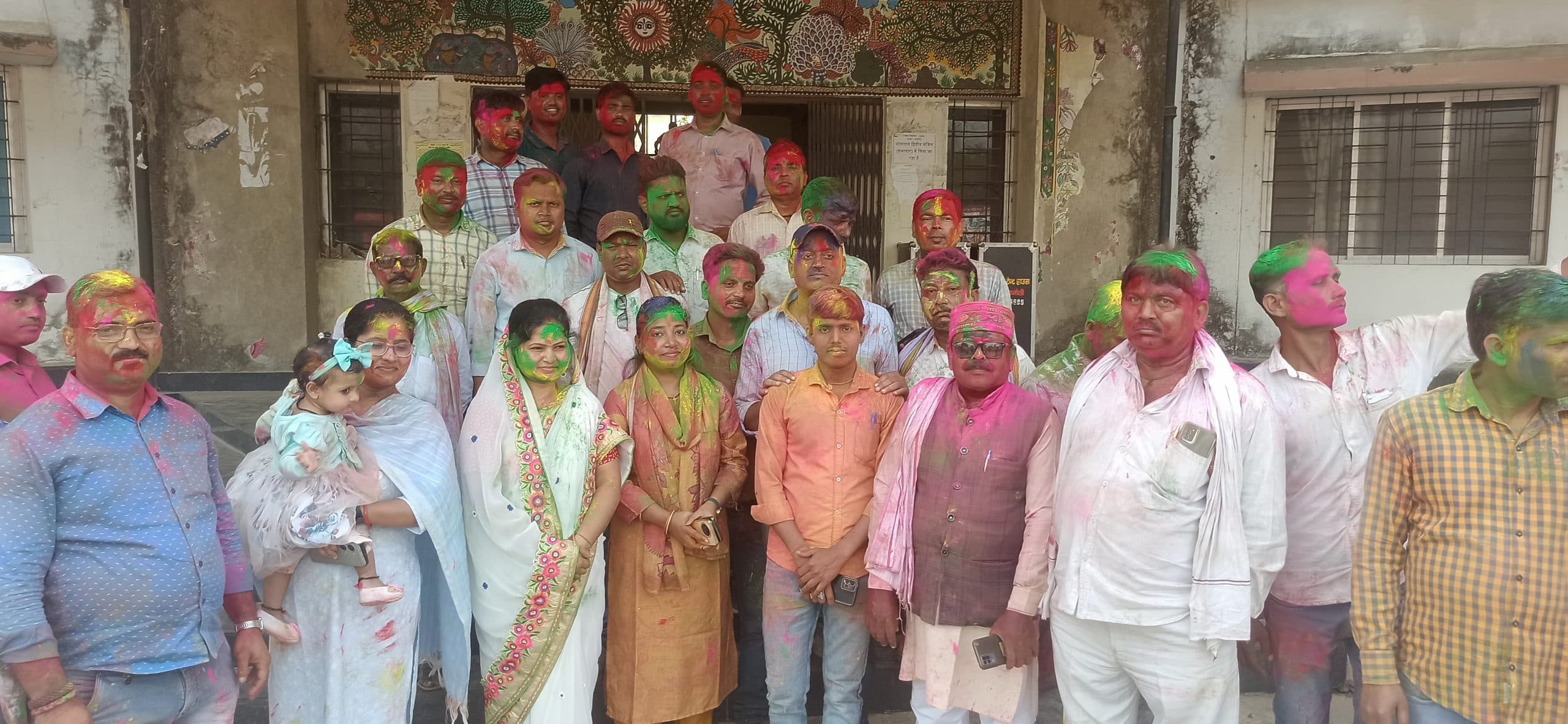 Madhubani News : होली गीत पर खूब झूमें पदाधिकारी, जनप्रतिनिधि व कर्मी