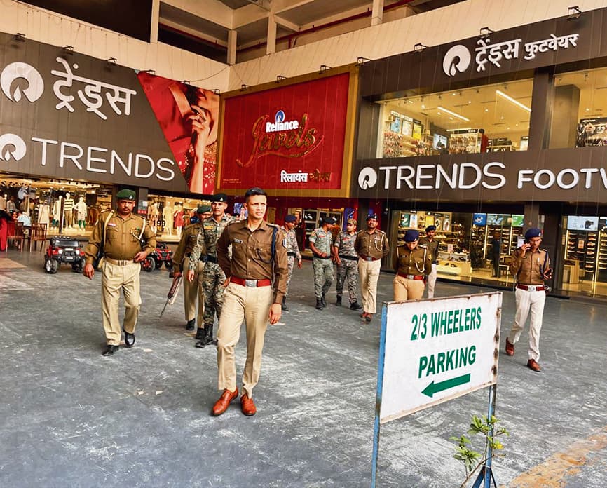 Gopalganj News : एसपी ने चौक-चौराहों व ज्वेलरी शॉप के साथ बाजार की सुरक्षा की जांच की