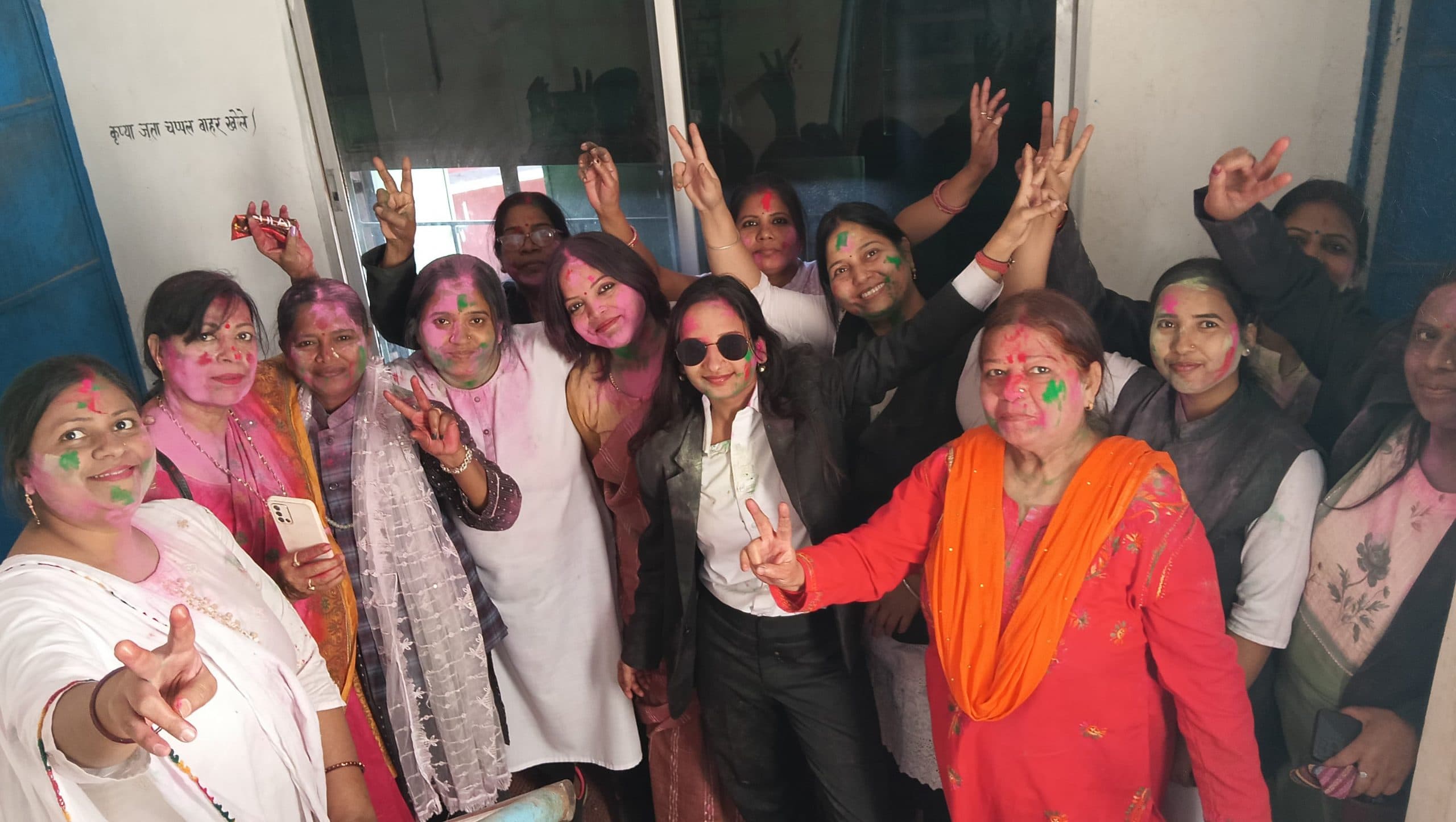 Giridih News :चारों ओर उड़ने लगे गुलाल, जिलेभर में होली का उत्साह