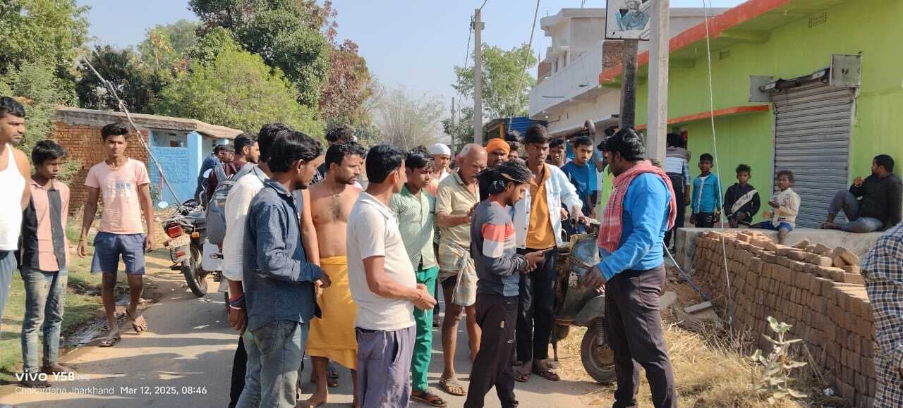 Giridih News: कोयला लदी बाइक की चपेट में आने से छात्र घायल