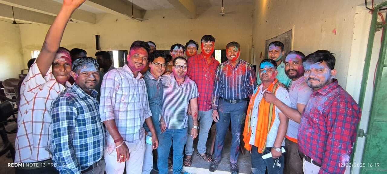 बीडीओ ने गुलाल लगाकर कर्मियों को दी होली की बधाई
