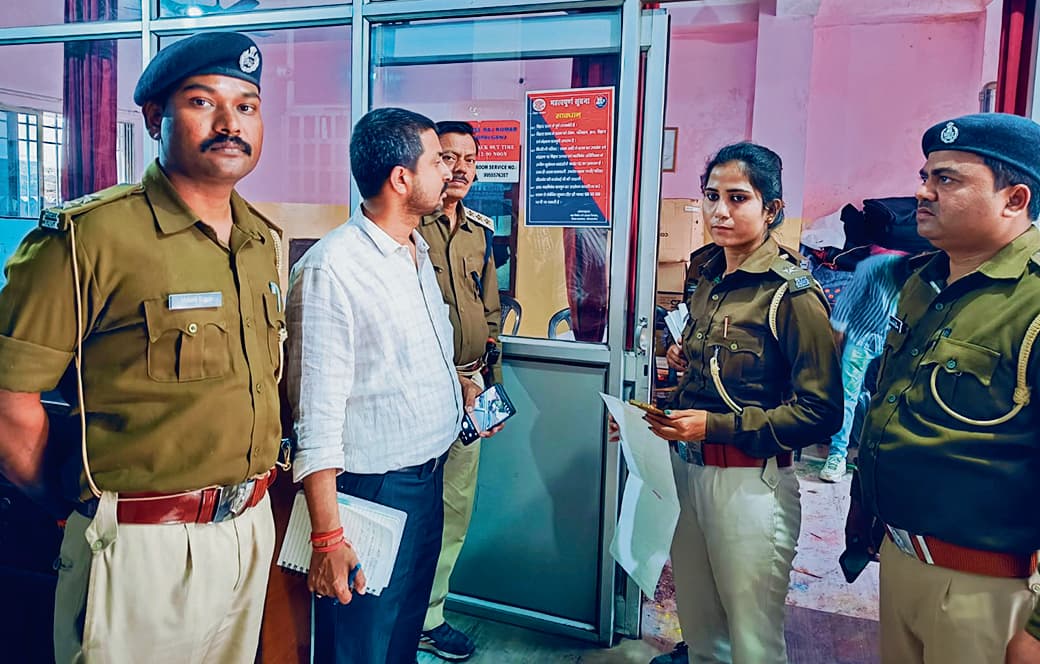 Gopalganj News : हुड़दंग किया, तो जेल में मनानी पड़ेगी होली, होटलों में चली जांच व छापेमारी, होली के जश्न पर पुलिस और मद्य निषेध टीम की रहेगी नजर