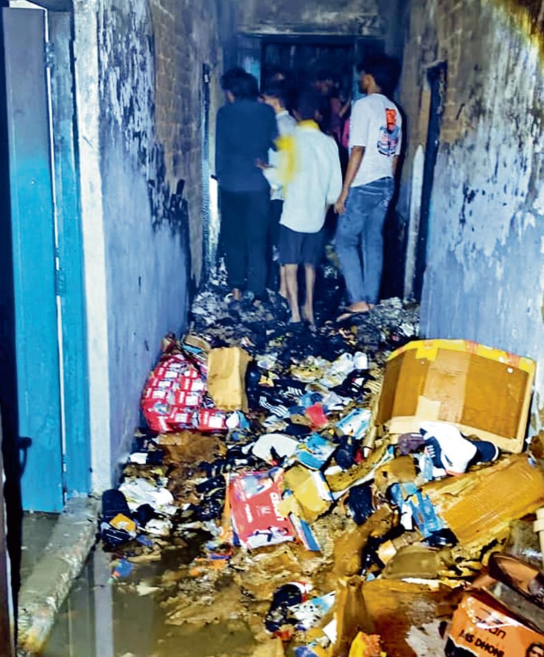 Gopalganj News : बराैली में जूता-चप्पल के गोदाम में लगी आग, हजारों की संपत्ति हुई राख, फायर ब्रिगेड ने पाया काबू