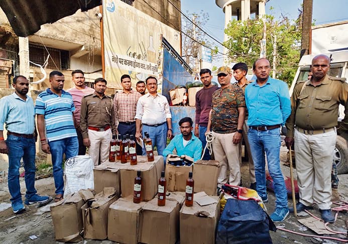 hajipur news. तरबूज के नीचे छिपाकर ले जायी जा रही 49 कार्टन विदेशी शराब जब्त