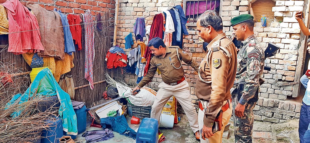 hajipur news. छापेमारी के दौरान पुलिस ने आठ हजार लीटर से अधिक नकली ताड़ी की नष्ट