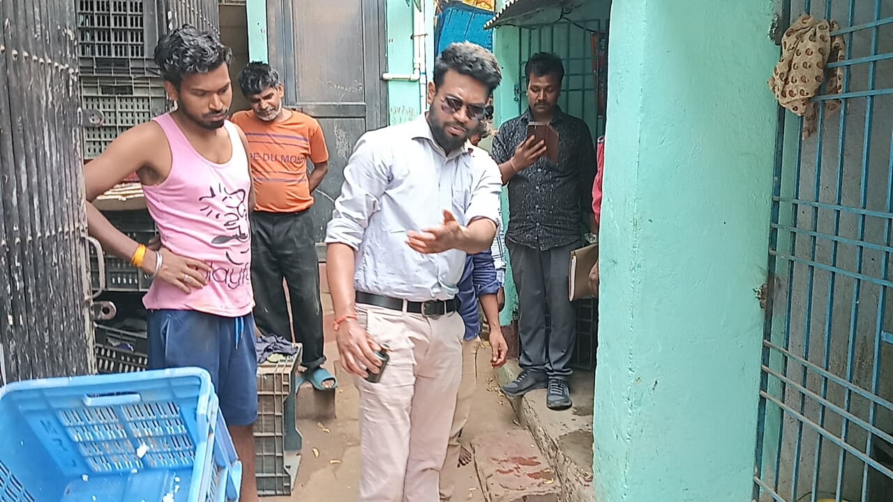 फूड सेफ्टी ऑफिसर ने होली के पहले की मिलावटखोरों पर कार्रवाई