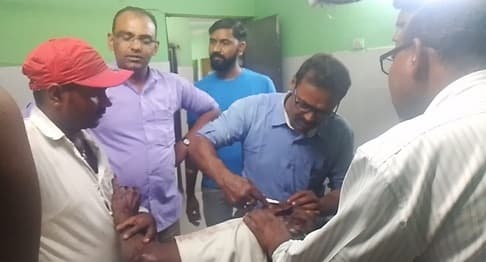 कार के धक्के से वृद्ध गंभीर रूप से घायल