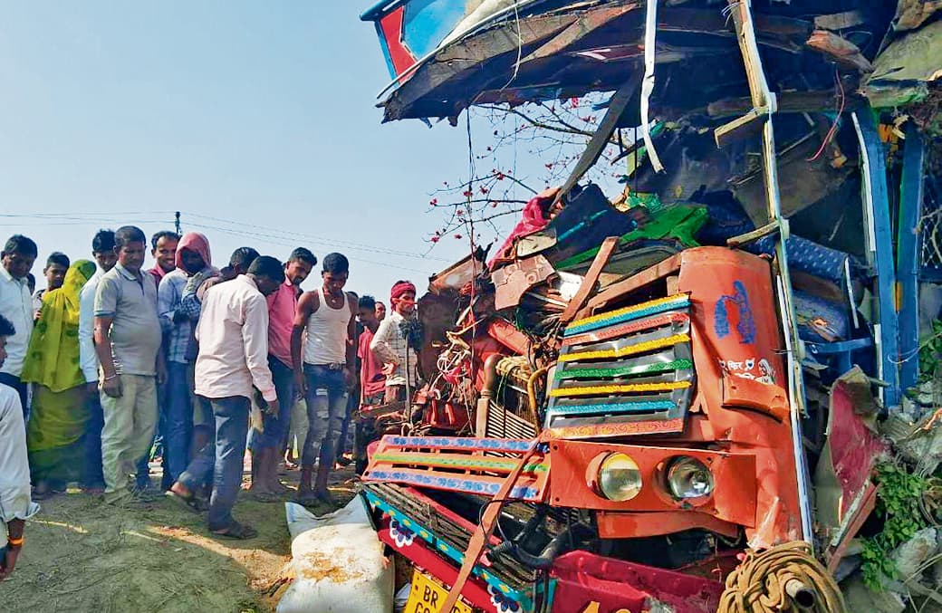 hajipur news. लालगंज में दो ट्रकों की टक्कर में चालक गंभीर रूप से घायल