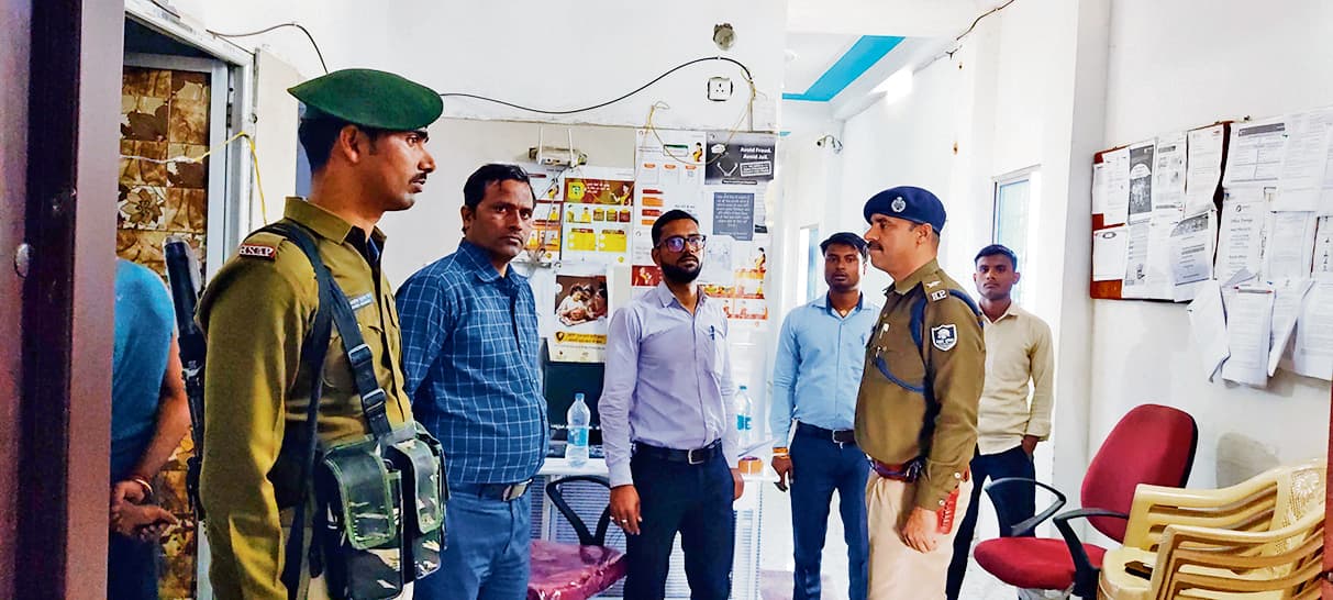 hajipur news. जंदाहा में माइक्रो फाइनेंस बैंक से 50 हजार रुपये की लूट