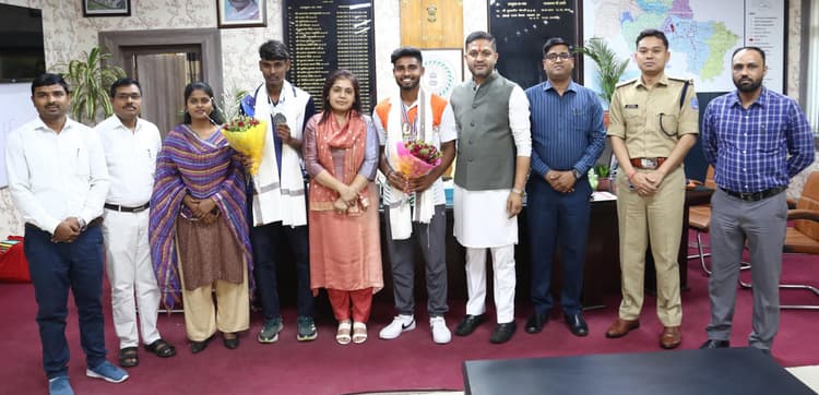 Bokaro News : बेहतर प्रदर्शन करनेवाले दो खिलाड़ी किये गये सम्मानित