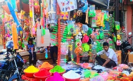 अबीर, गुलाल व पिचकारी की बिक्री बढ़ी