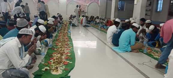 हाथ उठाकर मुल्क के अमन-चैन के लिए मांगी दुआएं