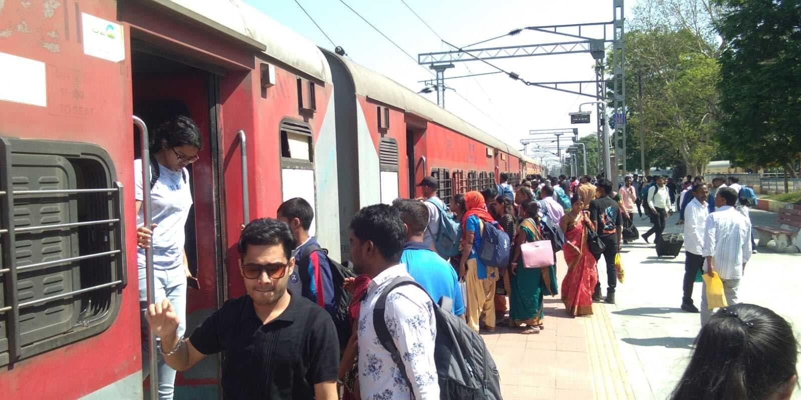 West Singhbhum News : बिहार जाने वाले यात्री हुए दोगुने, सीट के लिए बढ़ा संघर्ष