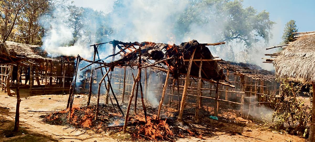 seraikela kharsawan news: खरसावां की साप्ताहिक हाट में लगी आग, झोपड़ीनुमा 30 दुकानें जलीं
