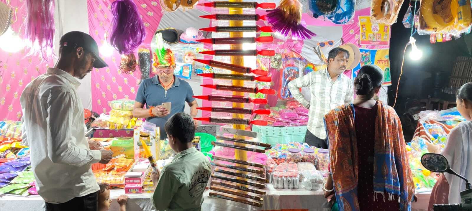 East Singhbhum News : मंईयां की राशि से होली के बाजारों में रौनक, रंग-गुलाल से सजीं दुकानें