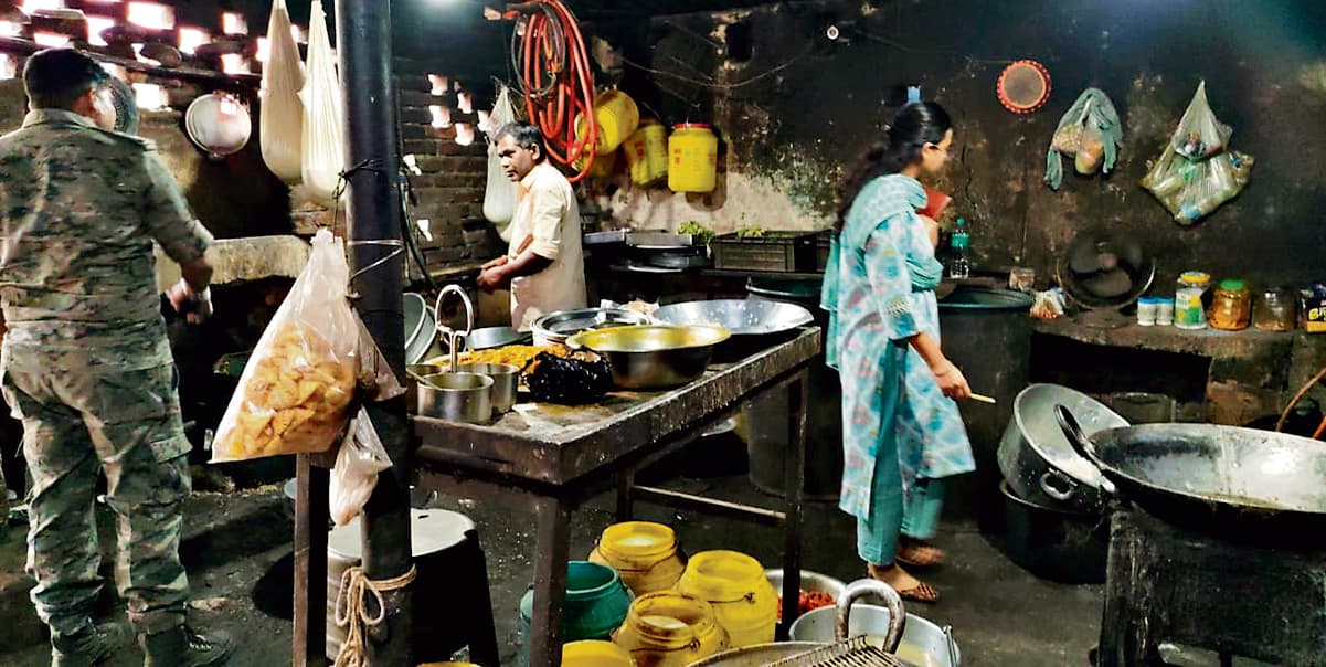 seraikela kharsawan news: सरायकेला में खाद्य सुरक्षा पदाधिकारी ने कहा- बूंदी व जलेबी में प्रतिबंधित सिंथेटिक फूड कलर का हो रहा था इस्तेमाल, चेताया