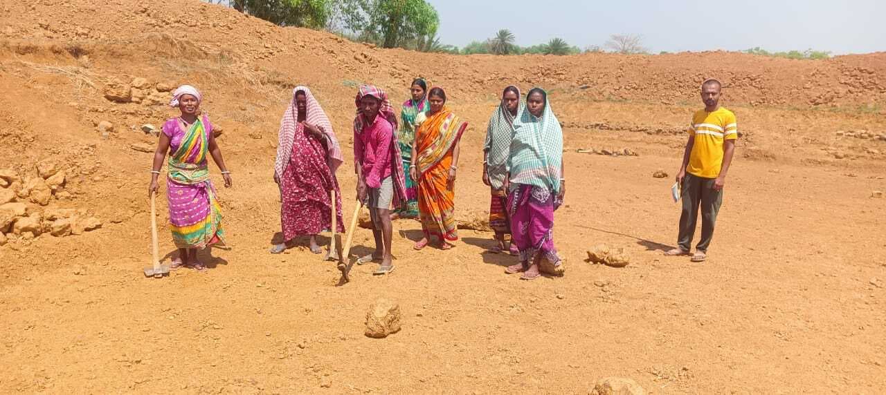 East Singhbhum News : मनरेगा मजदूरों का घर चलाना हुआ मुश्किल, भोजन पर आफत