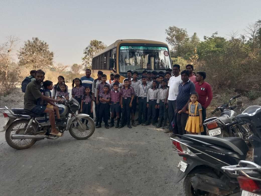 East Singhbhum News : हक के लिए तीन दिनों से सड़क पर परिवार, बागजाता माइंस में उत्पादन व अयस्क की ढुलाई ठप