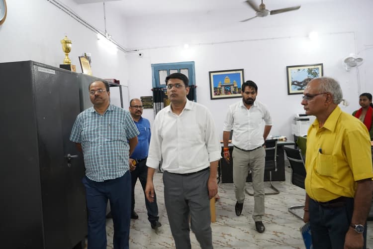 Jamshedpur News : उपायुक्त ने विशिष्ट अनुभाजन एवं आपूर्ति कार्यालय का किया औचक निरीक्षण, कार्यों में सुधार के निर्देश